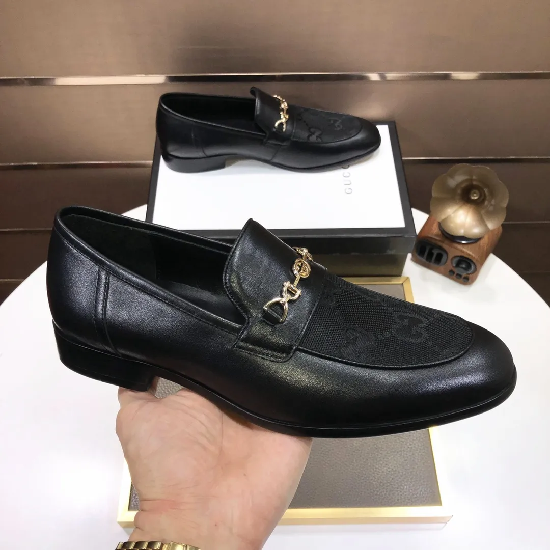 Factory batch 500💰Italy’s top luxury men’s shoe giant (GUCCI) (Gucci) (full cowhide lining) new arrival🍃Original European style🔰 Pleasant to the eye😍In order to make the shoes more durable and non-deformable🌀The production continues to follow traditional methods but there is still no lack of innovation💪The original sheepskin is selected for the leather♻️Smooth, natural and extra bright⭐Made of imported cowhide The rich man’s first choice 38-45 (45 customized)